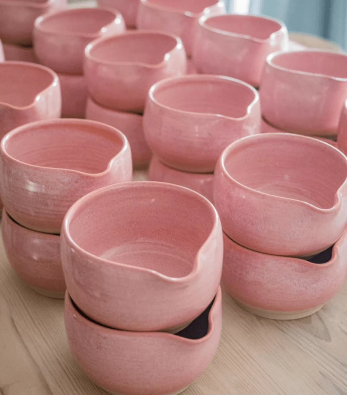 różowe czarki do matcha