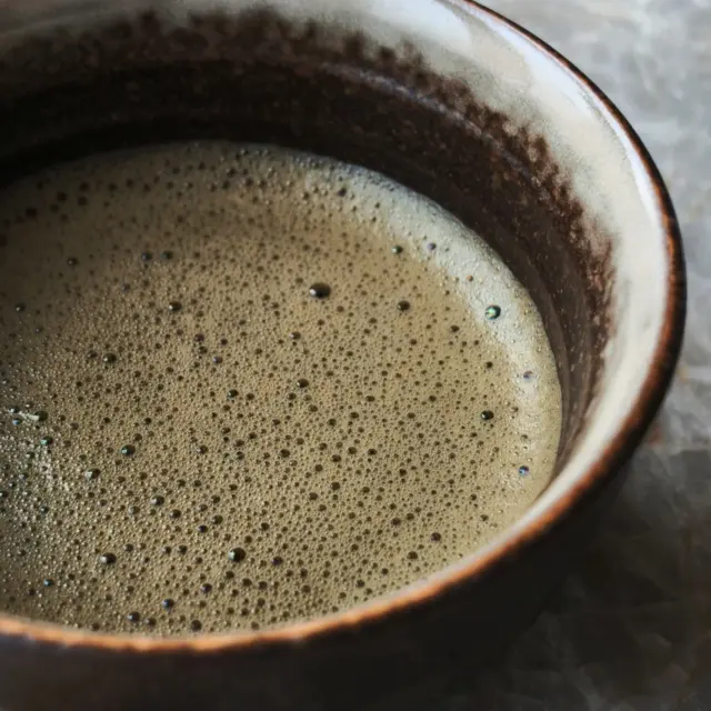 Łagodna herbata na długie wieczory ~ Hojicha ~ prażone liście ~ orzechowy aromat ~ minimum kofeiny ~ źródło…