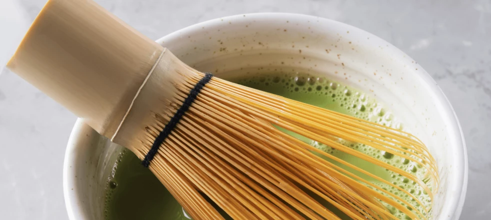 chasen w czarce z matcha