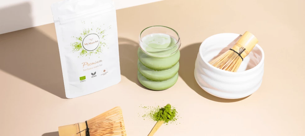 matcha latte i akcesoria do matcha