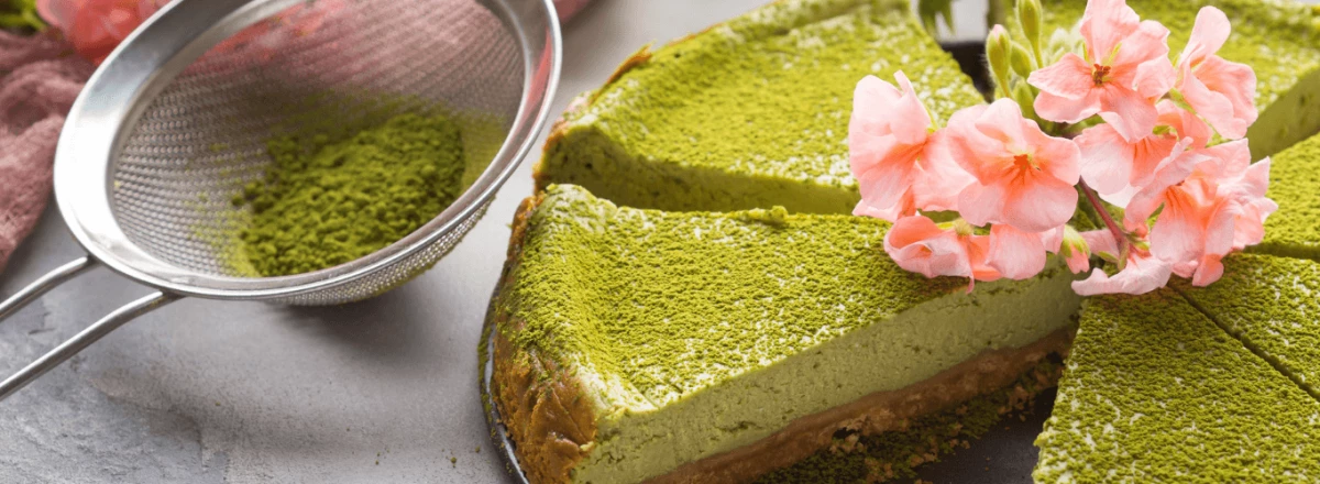 Sernik z matchą i pistacjami