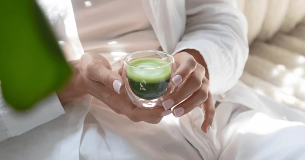 matcha ceremonialna w dłoni